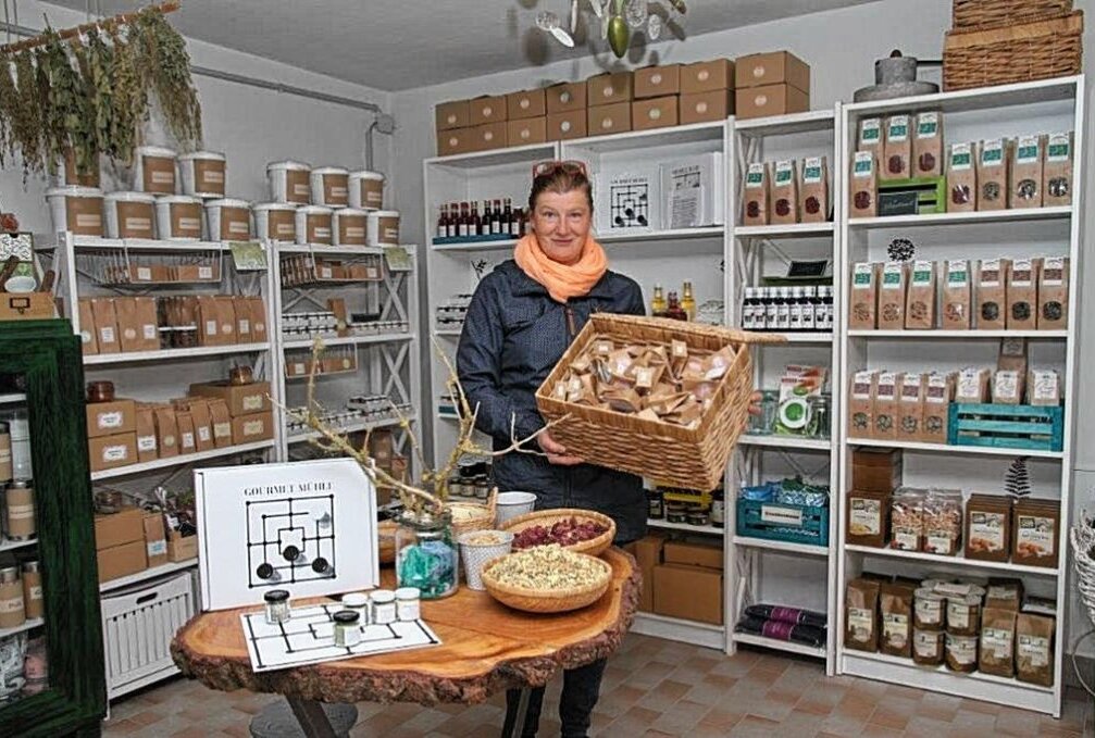 Garnsdorf: Seit 1. April neuer Hofladen geöffnet - Sonja Schulze hat ein Mühle-Spiel mit verschiedenen Kräutersalzen entworfen und bietet dieses auch in ihrem neuen Hofladen an. Foto: Andrea Funke