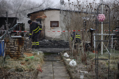 Gartenlaube brennt komplett ab: Leblose Person wird gefunden - In Leipzig brannte eine Gartenlaube ab. Foto: Christian Grube