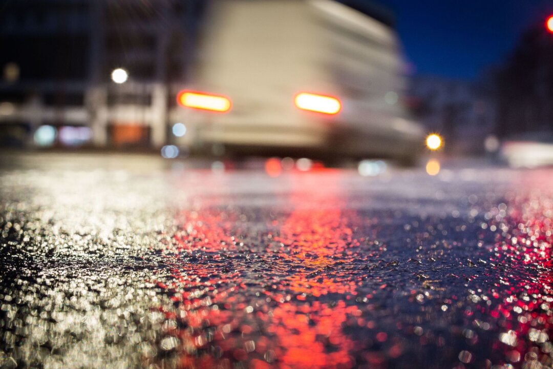 Gefahr durch Blitzeis: So reagieren Sie richtig - Wenn die Fahrbahn zur Rutschbahn wird: Durch überfrierende Nässe oder gefrierenden Regen kann blitzartig Glatteis auftreten.