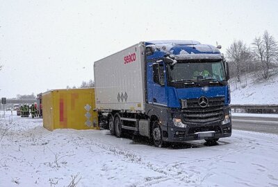 Gefahrguttransporter und Paket-LKW auf A4 verunfallt - Der umgefallene Pakettransporter. Foto: Harry Härtel