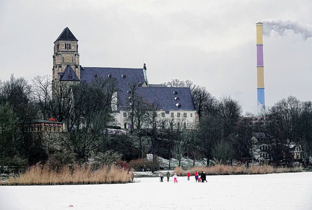 Gefrorener Schloßteich: Stadt Chemnitz warnt vor Lebensgefahr - Trotz Warnung der Stadt Chemnitz, die Eisflächen nicht zu betreten, ignorieren viele Spaziergänger das. Foto: Harry Härtel