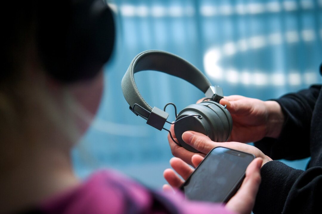 Gemeinsam Musik hören: Zwei Bluetooth-Kopfhörer gleichzeitig nutzen - Kein Kabel mehr nötig: Mit zwei Bluetooth-Kopfhörern kann man gemeinsam Musik hören.