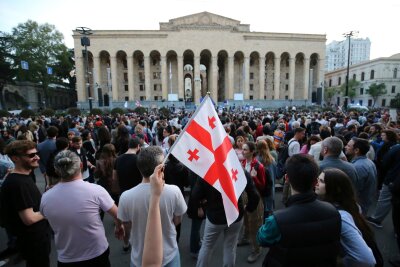Georgiens Parlament treibt umstrittenes Gesetz voran - Demonstranten versammeln sich vor dem Parlamentsgebäude in Tiflis.