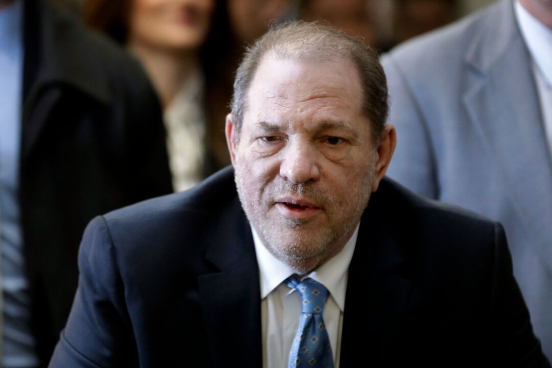 Gericht hebt historisches Urteil gegen Harvey Weinstein auf - Ein Gericht in New York hat der Berufung Harvey Weinsteins stattgegeben.
