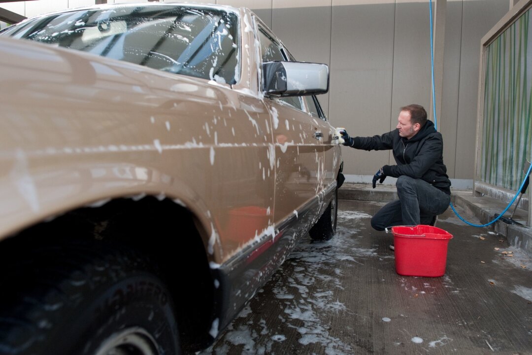 Glänzend sauber: So waschen Sie das Auto wie ein Profi - Autos mit sensiblem Lack bekommen leicht Kratzer und sollen nicht in die Waschanlage.