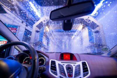 Glänzend sauber: So waschen Sie das Auto wie ein Profi - In einer Waschstraße bleibt man am Steuer sitzen.