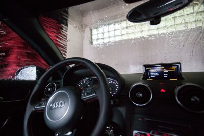 Glänzend sauber: So waschen Sie das Auto wie ein Profi - Bei einer Portalwaschanlage herrscht Einzelabfertigung.