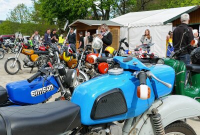 Gornsdorfer Zweiradtreffen erweist sich als Magnet für Simson-Fans - Auch MZ-Motorräder waren vor Ort zu bestaunen. Foto: Andreas Bauer