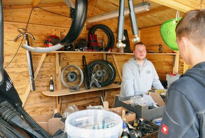Gornsdorfer Zweiradtreffen erweist sich als Magnet für Simson-Fans - Am Stand für Ersatzteile konnte gestöbert werden. Foto: Andreas Bauer