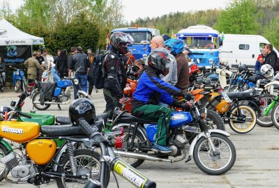 Gornsdorfer Zweiradtreffen erweist sich als Magnet für Simson-Fans - Kurz nach Mittag brachen viele Teilnehmer zu einer gemeinsamen Ausfahrt auf. Foto: Andreas Bauer