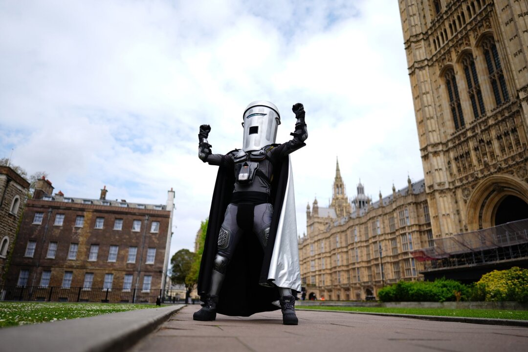 "Graf Mülltonnengesicht" will das Londoner Rathaus stürmen - Quatschkandidaten wie Count Binface alias Komiker Jon Harvey haben in Großbritannien Tradition.