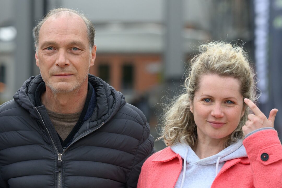 Gröschel und Brambach bleiben "Tatort" treu: Ab 2026 als Duo - Die Schauspieler Martin Brambach und Cornelia Gröschel stehen bei einem Fototermin am Set zu den Dreharbeiten des neuen MDR-Tatorts.
