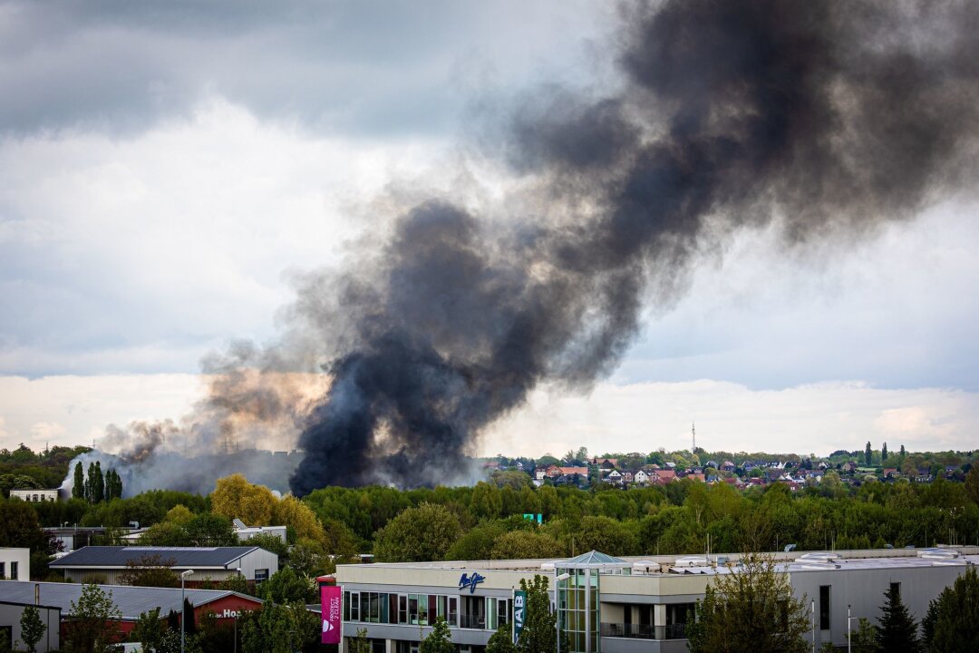 Großbrand in Braunschweiger Industriegebiet: Explosionen - Rauch steigt bei einem Großbrand in einem Braunschweiger Industriegebiet in den Himmel.