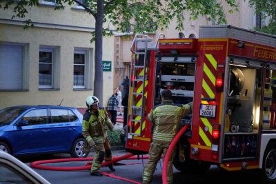 Großbrand in Wäschereibetrieb: Giftige Rauchwolke über Dresden - Auf der Ruhegelder Straße ist am Abend ein Feuer ausgebrochen, ein Großaufgebot von Einsatzkräften war vor Ort. Foto: xcitepress
