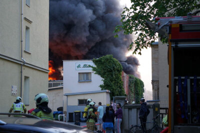 Großbrand in Wäschereibetrieb: Giftige Rauchwolke über Dresden - Auf der Ruhegelder Straße ist am Abend ein Feuer ausgebrochen, ein Großaufgebot von Einsatzkräften war vor Ort. Foto: xcitepress