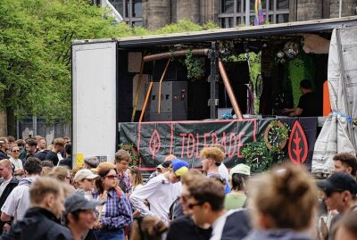 Große Tanzdemo in Dresdner Innenstadt - In Dresden fand heute die größte Tolerade seit Jahren statt, bei der mehrere tausend Menschen tanzend und mit lauter Musik durch die Stadt zogen. Foto: xcitepress