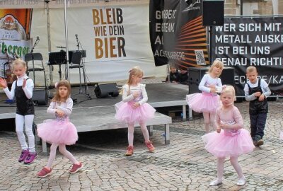 Großer Andrang in Freiberg: 300-jähriges Postmeilensäulen-Jubiläum gefeiert - Kleine Tanzprinzessinnen auf der Bühne am Untermarkt. Foto: Renate Fischer