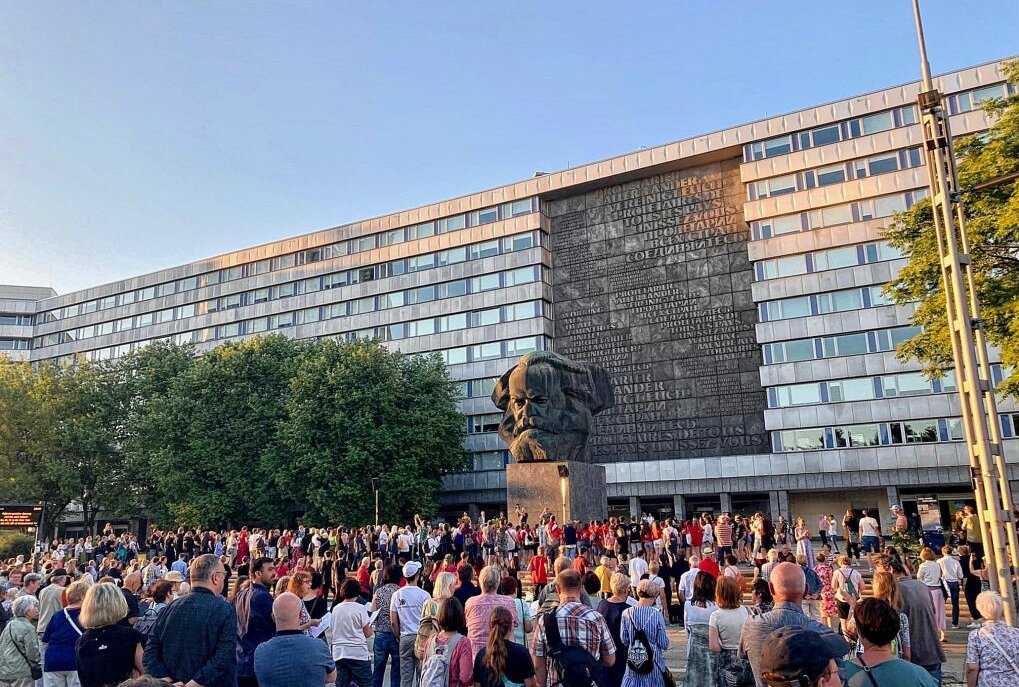 Großes Chorfest in Chemnitz - heute Abschlusskonzert -  Am Marx-Monument versammelten sich am Samstagabend hunderte Menschen, um gemeinsam zu singen. Am heutigen Sonntag geht es weiter. Foto: Am Marx-Monument versammelten sich am Samstagabend hunderte Menschen, um gemeinsam zu singen. Am heutigen Sonntag geht es weiter. Foto: Steffi Hofmann