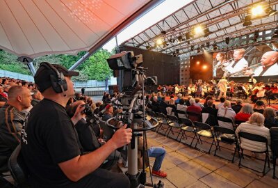 Großes Kino mit der Vogtland Philharmonie im Plauener Parktheater - Ein Kameramann fing Live-Bilder für die große Videowand ein. Foto: Thomas Voigt