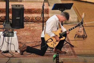 Hainichen feiert Gottesdienst der besonderen Art - Peter Kreißl rockt die Gitarre. Foto: Maik Bohn