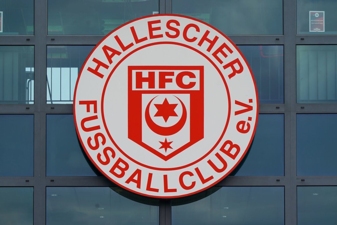 Hallescher FC holt degradiertes Trio aus der U19 zurück - Das Vereinslogo des Hallescher Fußballclub e.V. an der Geschäftsstelle.