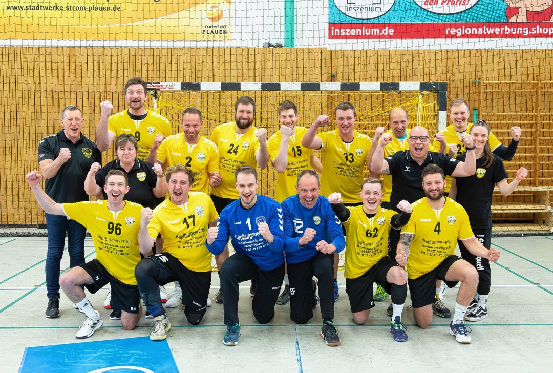 Handballer vom SV 04 Plauen-Oberlosa feiern Aufstieg - Der SV 04 Plauen-Oberlosa III ist in die neue Regionsoberliga (ehemals Bezirksliga) aufgestiegen. Fotos: Oliver Orgs / Pressebüro Repert 
