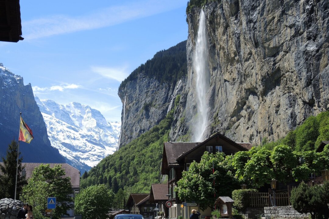 Handy-Touristen: Schweizer Bergdorf erwägt Eintrittsgebühr - Das als Fotomotiv beliebte Wahrzeichen von Lauterbrunnen: der Wasserfall Staubbachfall.