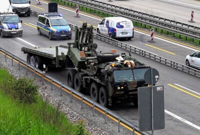 Havarierter Militärkonvoi blockiert die A4 - Ein havarierter Militärkonvoi blockierte die A4. Foto: Roland Halkasch