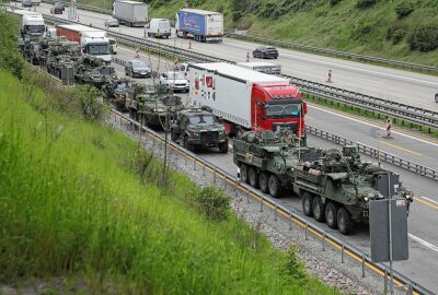 Havarierter Militärkonvoi blockiert die A4 - Ein havarierter Militärkonvoi blockierte die A4. Foto: Roland Halkasch