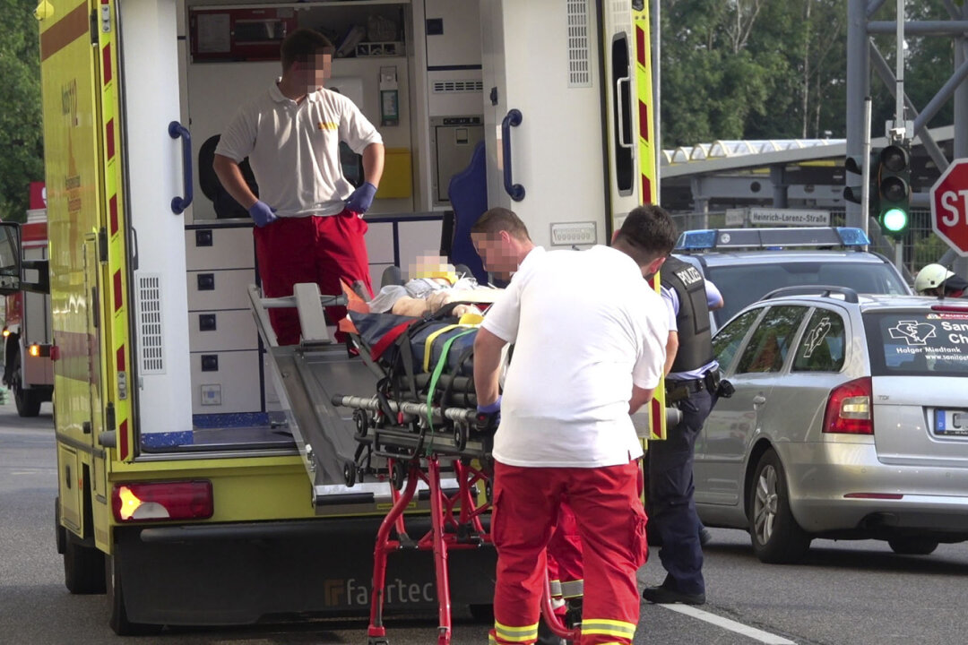 Heftiger Crash mit einem LKW: PKW-Fahrer schwer verletzt - Der Fahrer des PKW Opel wurde bei dem Unfall in Chemnitz schwer verletzt.