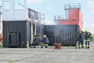 Heißbrandcontainer macht Realbrandausbildung möglich - In Pfaffenhain ist heute ein Heißbrandcontainer offiziell eingeweiht worden. Foto: Ramona Schwabe