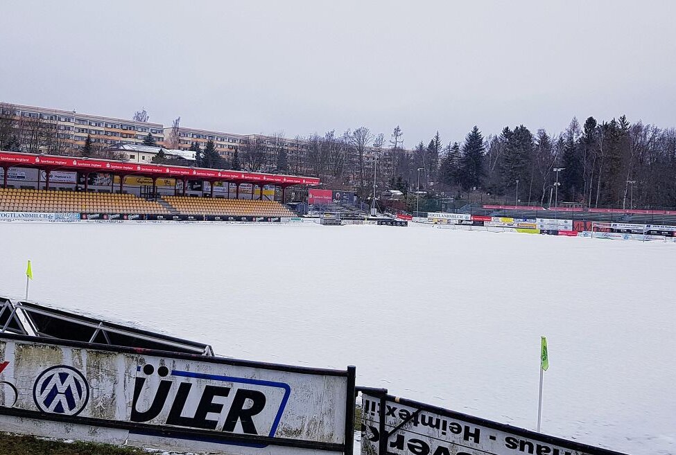Heute in Auerbach: "Obenrum freimachen, bitte!" - Der VfB Auerbach ruft alle fleißigen Helfer auf, sich an der Schneeberäumung zu beteiligen. Gestern sah der Platz noch so aus. Foto: Karsten Repert