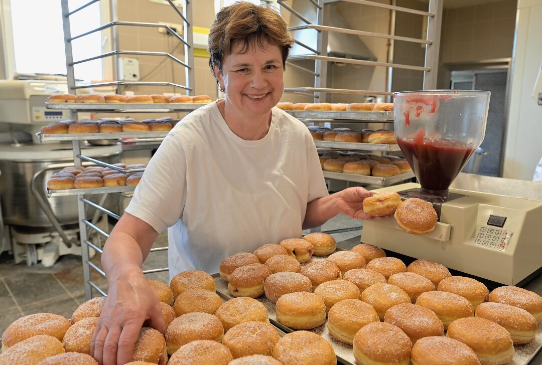Hier gibt es die besten Pfannkuchen in Aue-Bad Schlema - Die Bäckerei Franke hat das Pfannkuchen-Voting gewonnen - im Bild Inhaberin Katrin Schürer. Foto: Ralf Wendland