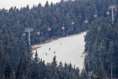 Hier kann man im Erzgebirge zu Ostern noch Skifahren - Das Osterwetter ist dieses Jahr alles andere als frühlingshaft und lädt zum Skifahren ein. Foto: Bernd März