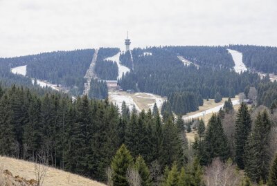 Hier kann man im Erzgebirge zu Ostern noch Skifahren - Das Osterwetter ist dieses Jahr alles andere als frühlingshaft und lädt zum Skifahren ein. Foto: Bernd März