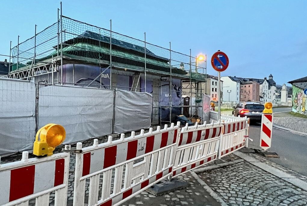 Historische Trafostation wird saniert - Die historische Trafostation in der Auer Wehrstraße wird saniert. Foto: Ralf Wendland