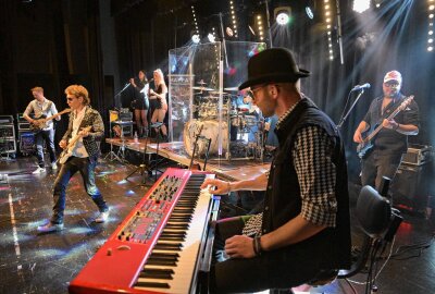 Hits aus "50 Jahren Maffay on Tour" begeistern Publikum in Stollberg - Die Maffay Show Band ist in Stollberg aufgetreten. Foto: Ralf Wendland