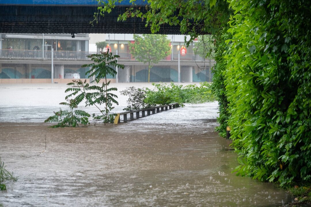 Hochwasser: THW-Helfer aus Thüringen und Sachsen im Einsatz - Die Saar ist im Bereich der Luisenbrücke über das Ufer und den Radweg getreten, die Stadtautobahn gesperrt.