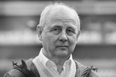 Hölzenbein "toller Fußballer und wunderbarer Mensch" - Die Frankfurter Spieler-Legende Bernd Hölzenbein ist im Alter von 78 Jahren gestorben.