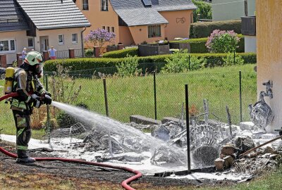 Hohenstein-Ernstthal: Gartenhaus-Brand löst Großaufgebot der Feuerwehren aus - In Hohenstein-Ernstthal brennt ein Gartenhaus. Foto: Andreas Kretschel