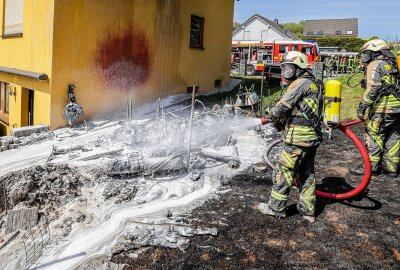 Hohenstein-Ernstthal: Gartenhaus-Brand löst Großaufgebot der Feuerwehren aus - Beim Eintreffen der Feuerwehren steht Gartenhaus in Vollbrand. Foto: Andreas Kretschel