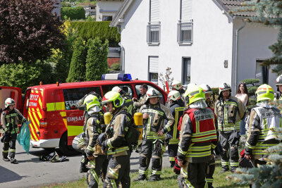 Hohenstein-Ernstthal: Gartenhaus-Brand löst Großaufgebot der Feuerwehren aus - Beim Eintreffen der Feuerwehren steht Gartenhaus in Vollbrand. Foto: Andreas Kretschel