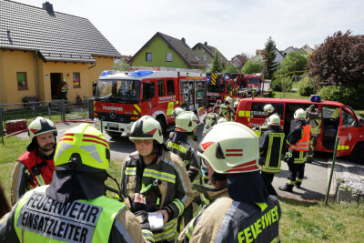 Hohenstein-Ernstthal: Gartenhaus-Brand löst Großaufgebot der Feuerwehren aus - 16 Fahrzeuge und über 100 Kameraden konnten nach kurzer Zeit den Einsatzort wieder verlassen. Foto: Andreas Kretschel