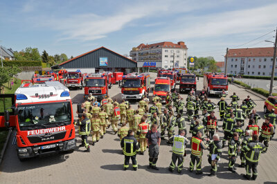 Hohenstein-Ernstthal: Gartenhaus-Brand löst Großaufgebot der Feuerwehren aus - Auf dem Aldi Parkplatz an der Dresdener Straße war der Sammelpunkt für die Feuerwehren, die zusätzlich alarmiert wurden. Foto: Andreas Kretschel