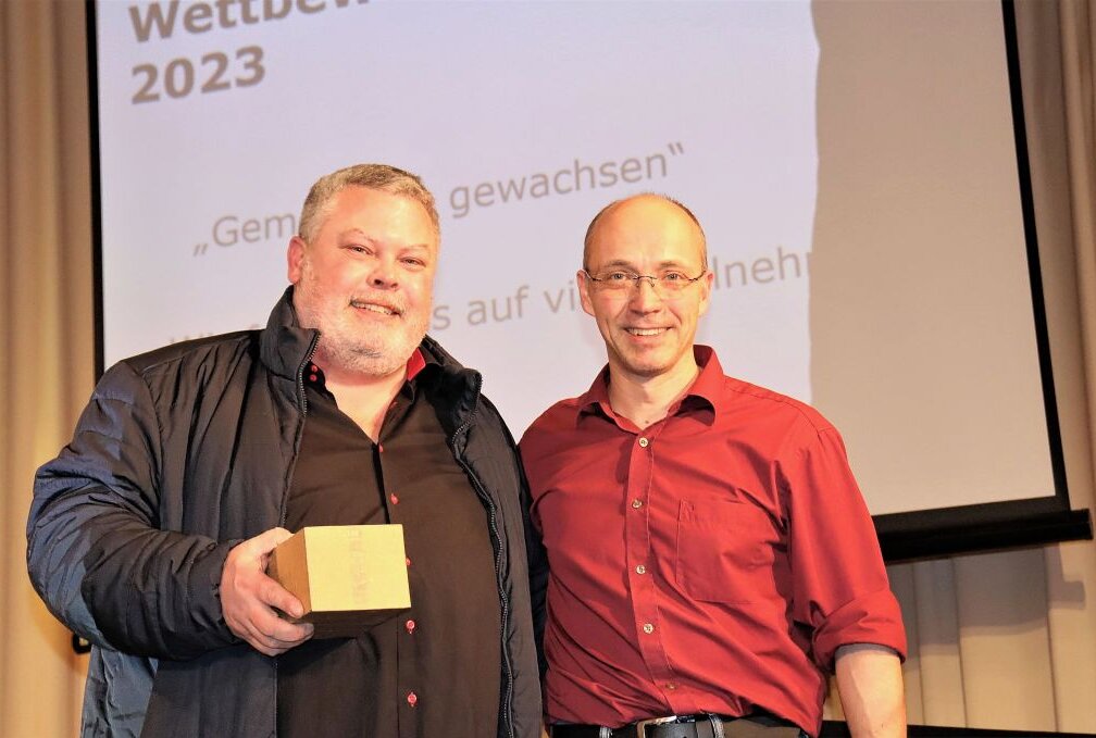 Holzkünstler spendet Geld vom Schleifservice an die Jugend - Jens Lasch (l.) freut sich über die Geldkiste von Ronny Tschierske (r.). Foto: Ilka Ruck