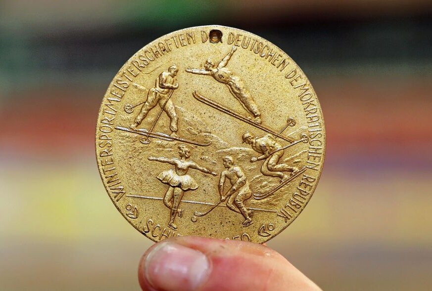 Im Crimmitschauer Kunsteisstadion laufen Maschinen auf Hochtouren - Diese Medaille wurde als Glücksbringer ins Eis gelegt. Foto: Th. Michel