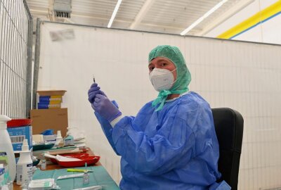 Impfzentrum Erzgebirge in Aue ist eröffnet - Eine Medizinisch-technische Assistentin beim Aufziehen von Spritzen im neuen Impfzentrum in Aue. Foto: Ramona Schwabe