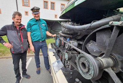 In einem Ikarus auf Zeitreise - Zwei Busfahrer unter sich: Jochen Riemann und Sven Mischke schauen sich den Ikarus-Motor mal genauer an. Foto: Andreas Bauer