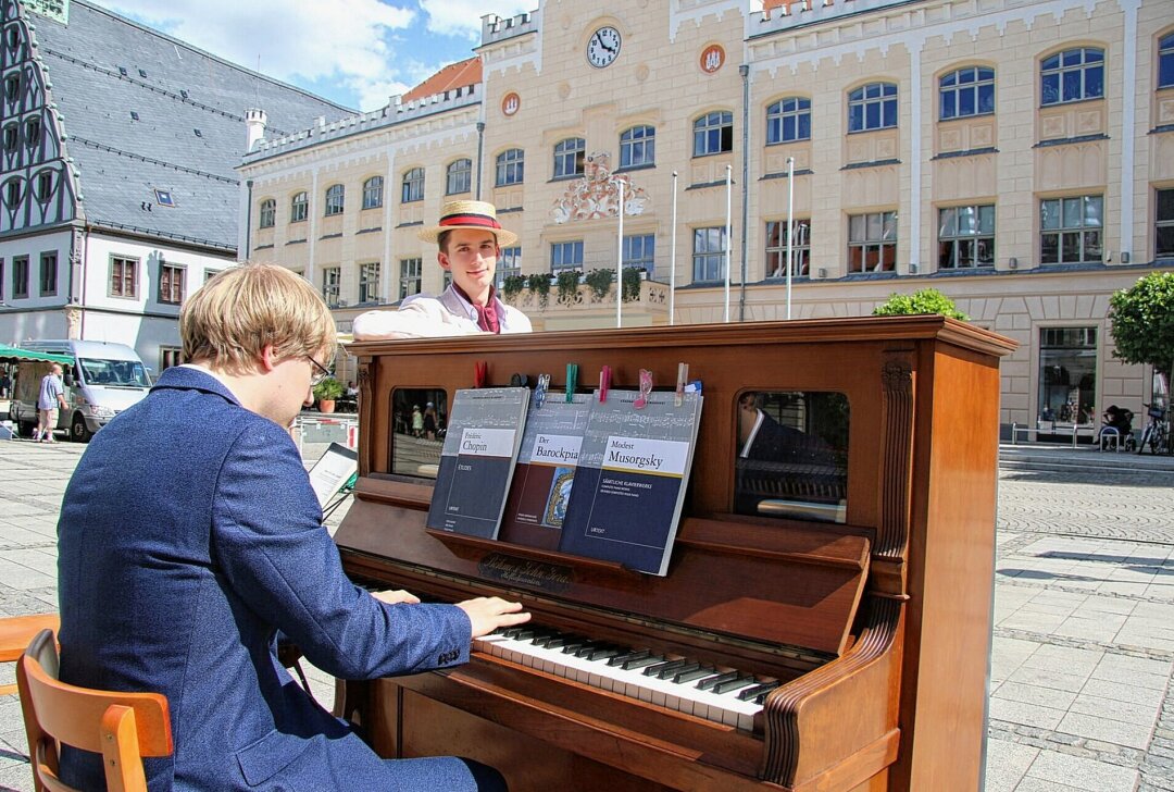 In Zwickaus Innenstadt wird's wieder musikalisch - Ab Samstag laden die Klaviere im öffentlichen Raum wieder zum Spielen ein. Foto: Berufsfeuerwehr Zwickau