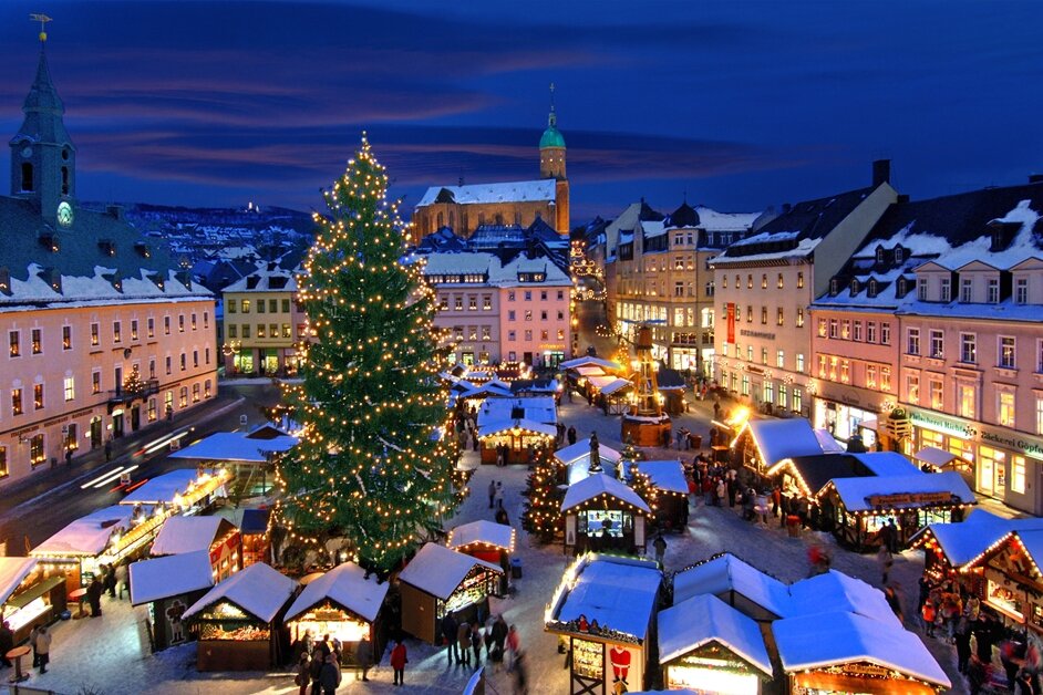 Weihnachtsmarkt in Annaberg-Buchholz gebrannte mandeln pyramide weihnachtsbaum geschenke tradition sachsen